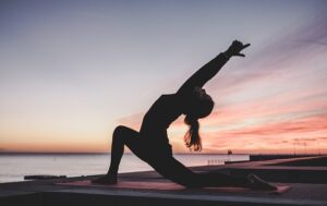 Tập yoga để chữa lành tâm hồn là một phương phát tuyệt vời để giảm các triệu chứng mệt mỏi hằng ngày và kết nối với tâm hồn